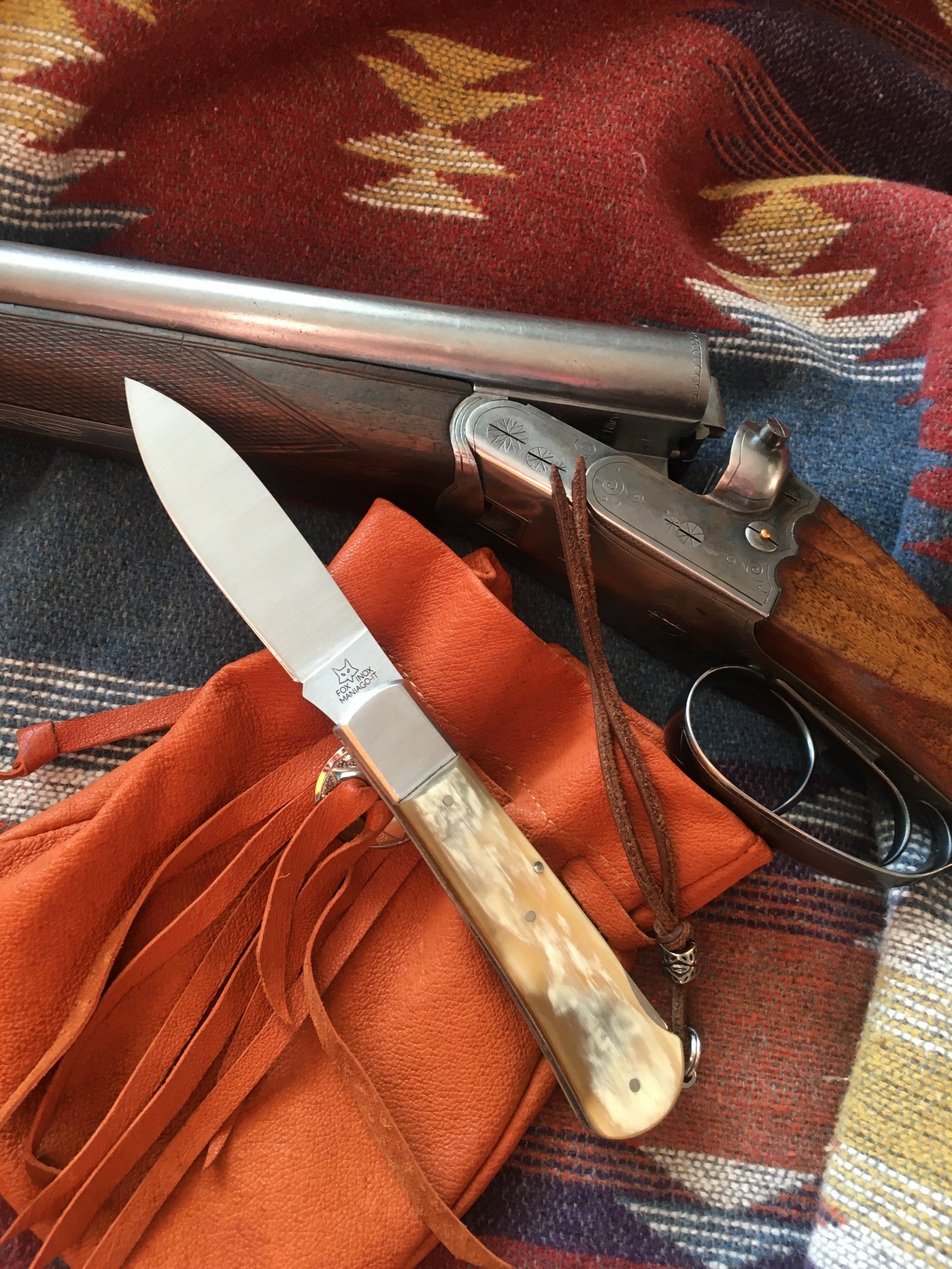 Листья острые с добычею кружатся…