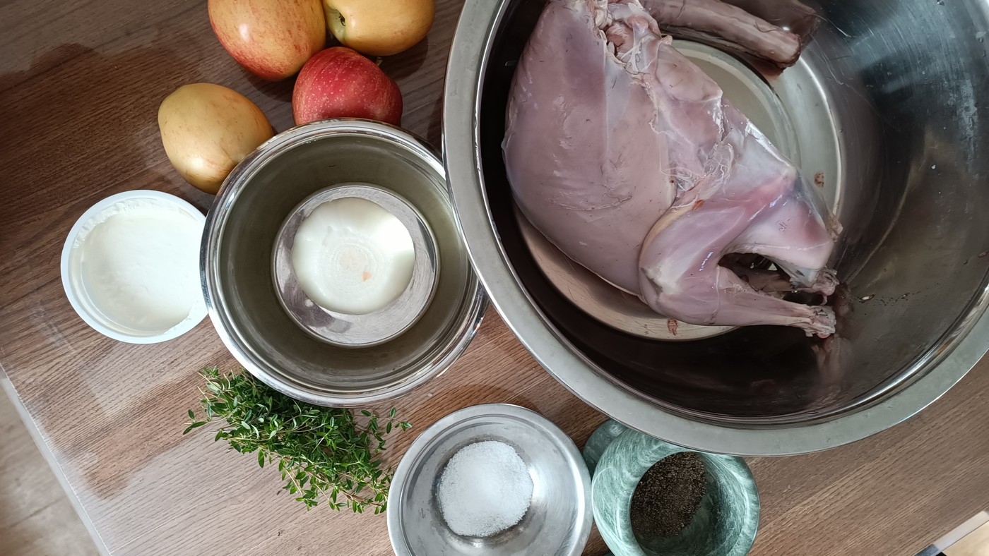 Молодой глухарь с яблоками, сметаной и луком