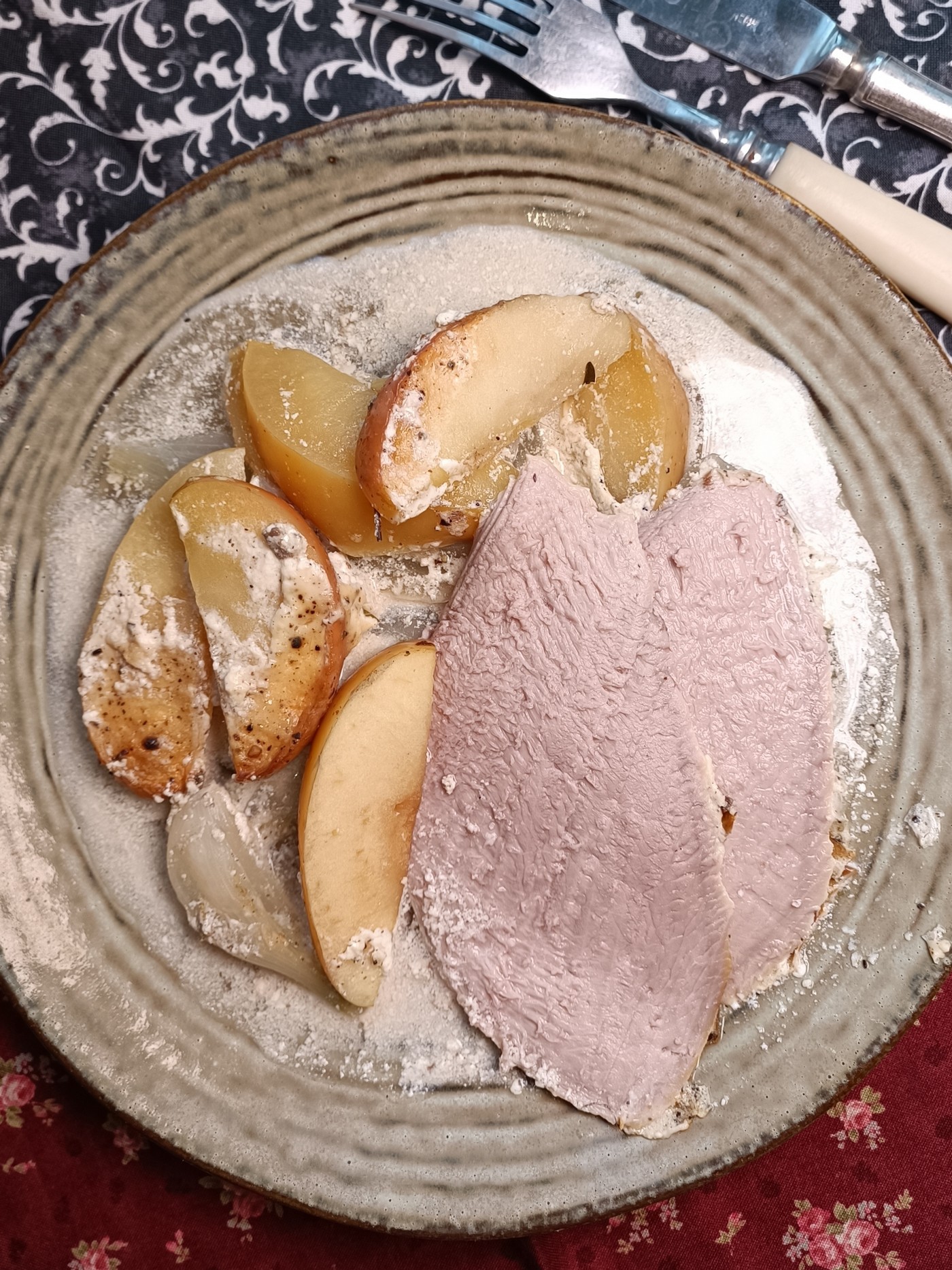 Молодой глухарь с яблоками, сметаной и луком
