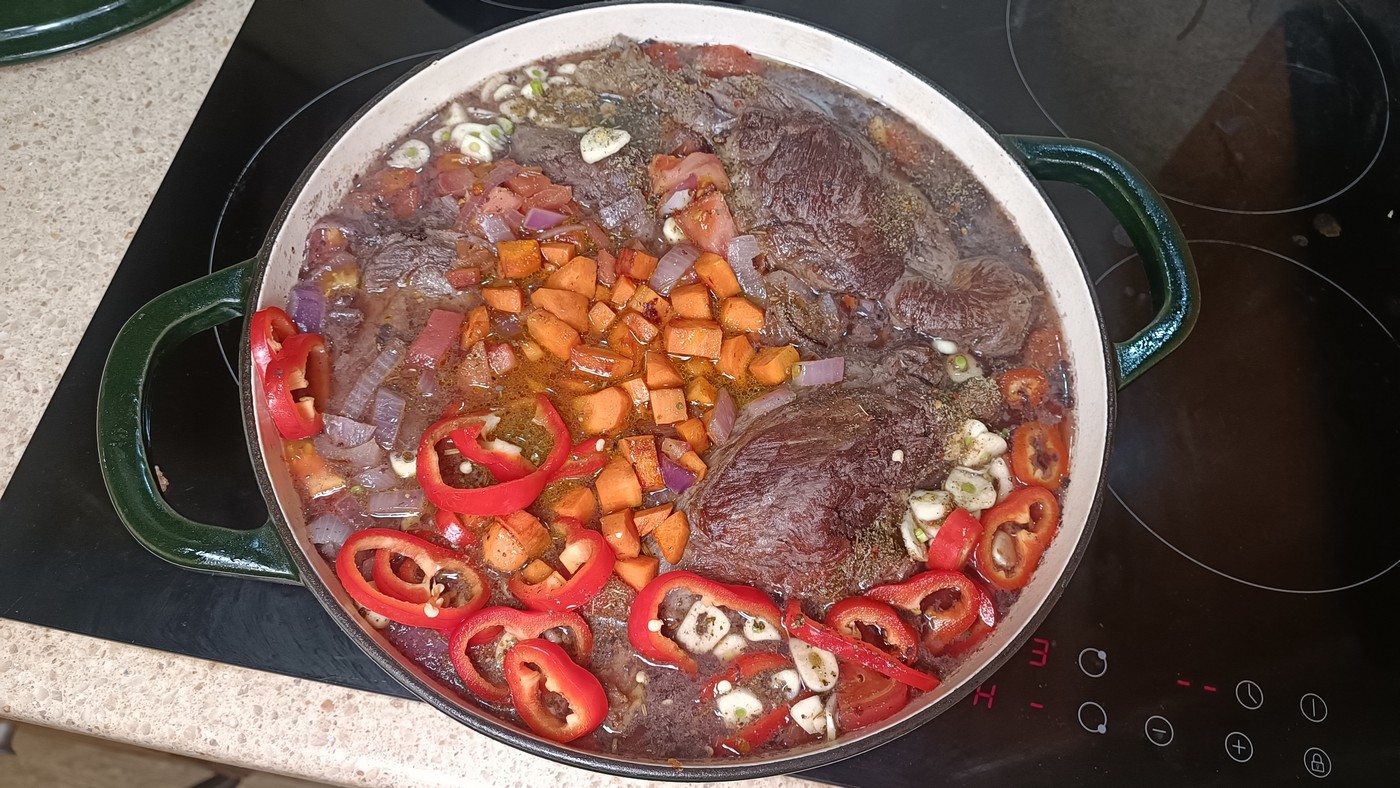 Бобрятина, тушенная с овощами