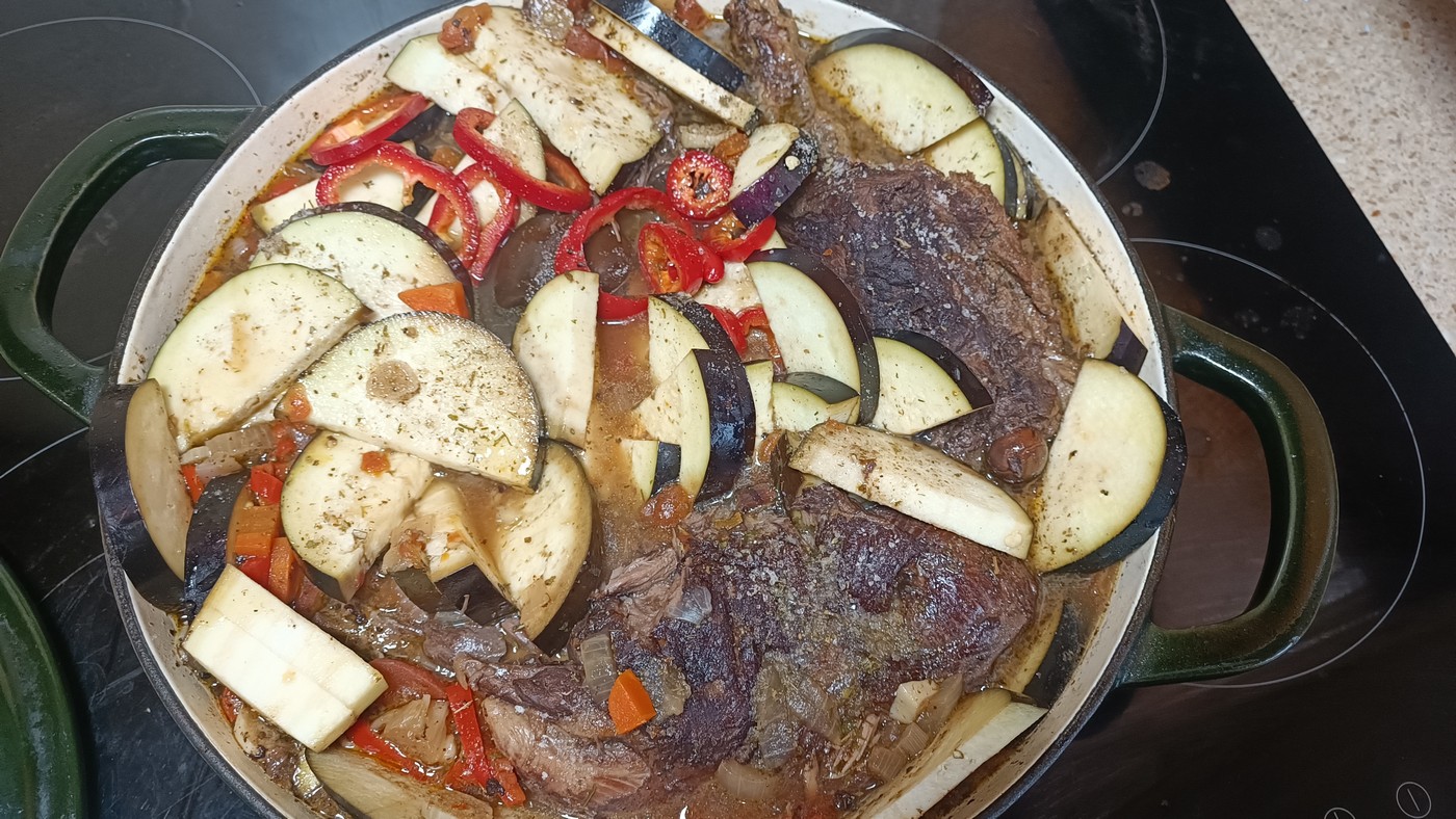 Бобрятина, тушенная с овощами